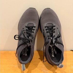 Women’s Brooks Ricochet 3 Athletic Shoes: size 9